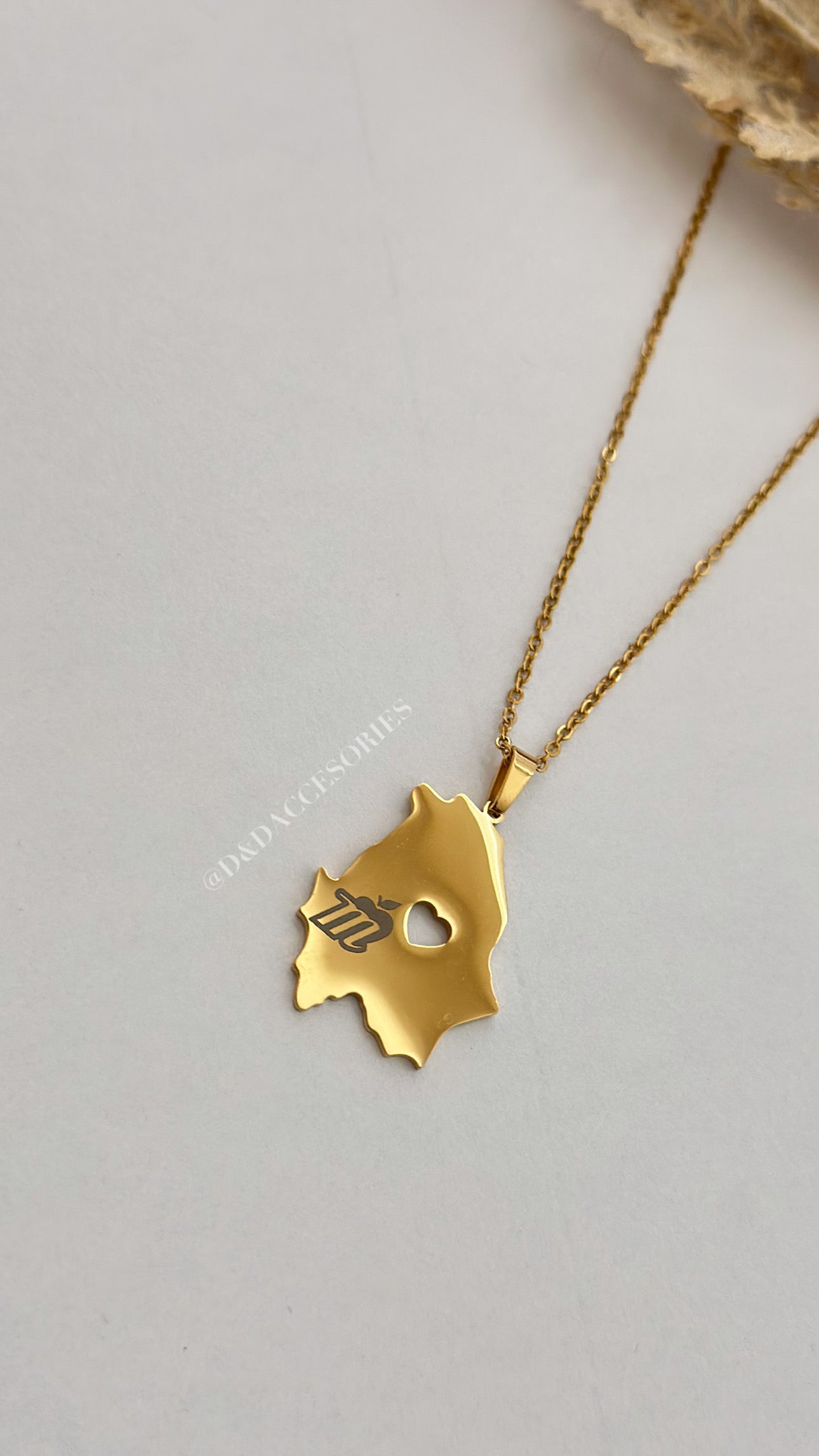 Chihuahua Querida Necklace🍎✨